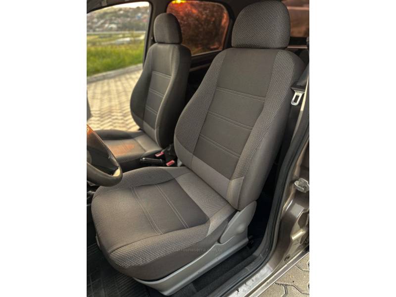 CHEVROLET - CELTA - 2014/2014 - Cinza - R$ 35.900,00