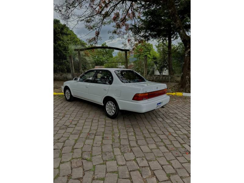 TOYOTA - COROLLA - 1993/1994 - Branca - R$ 54.900,00