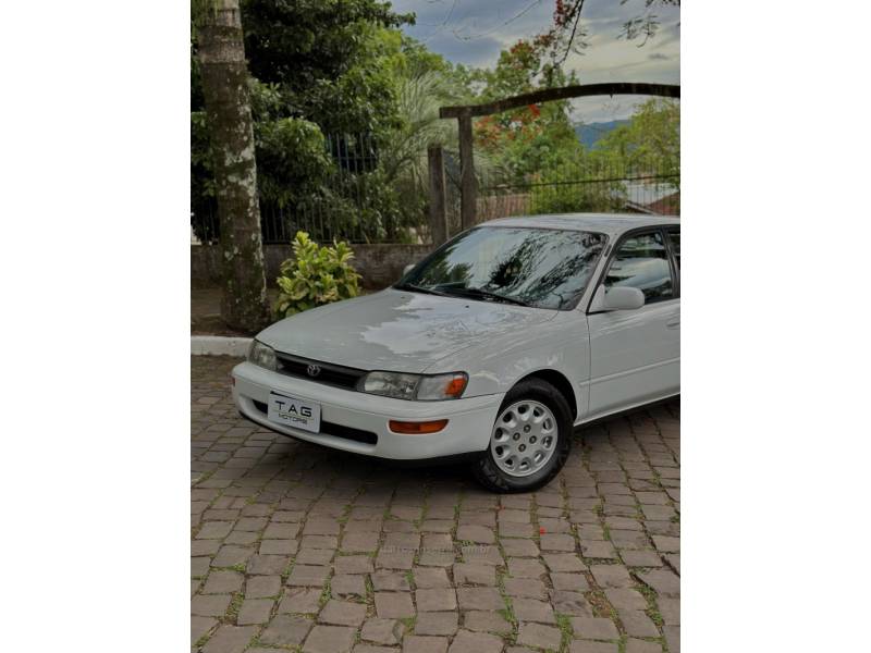TOYOTA - COROLLA - 1993/1994 - Branca - R$ 54.900,00