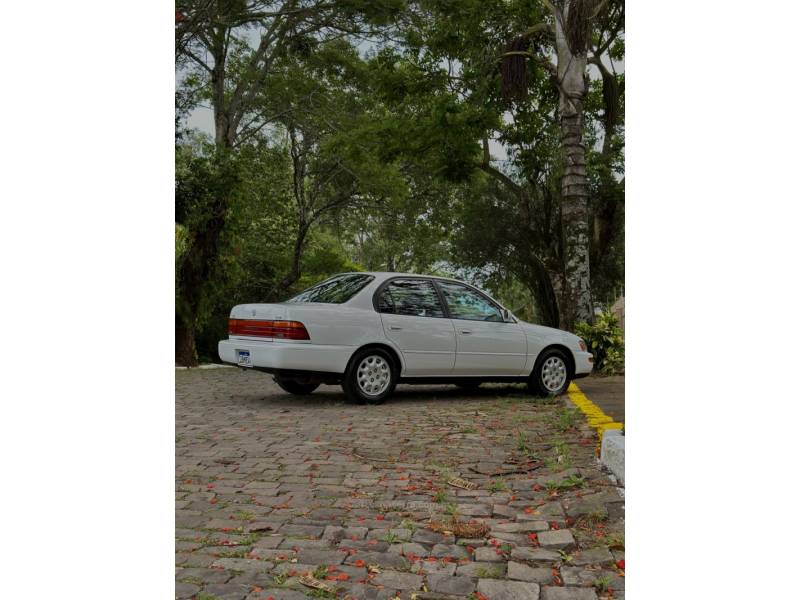 TOYOTA - COROLLA - 1993/1994 - Branca - R$ 54.900,00